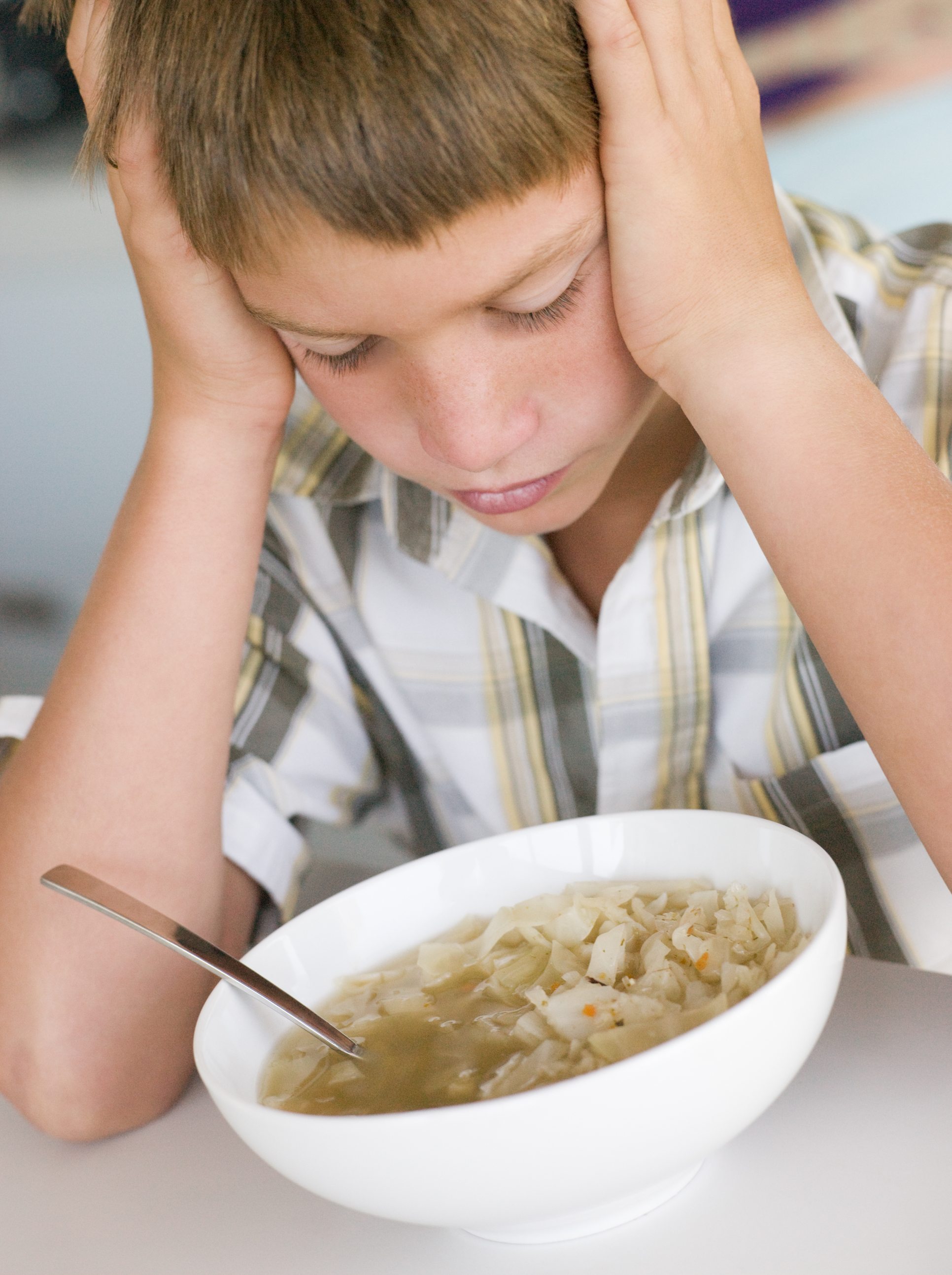 Ест затылком. Мальчик с тарелкой. Тарелка супа для детей. Ребенок отказывается от еды. Невкусный завтрак.